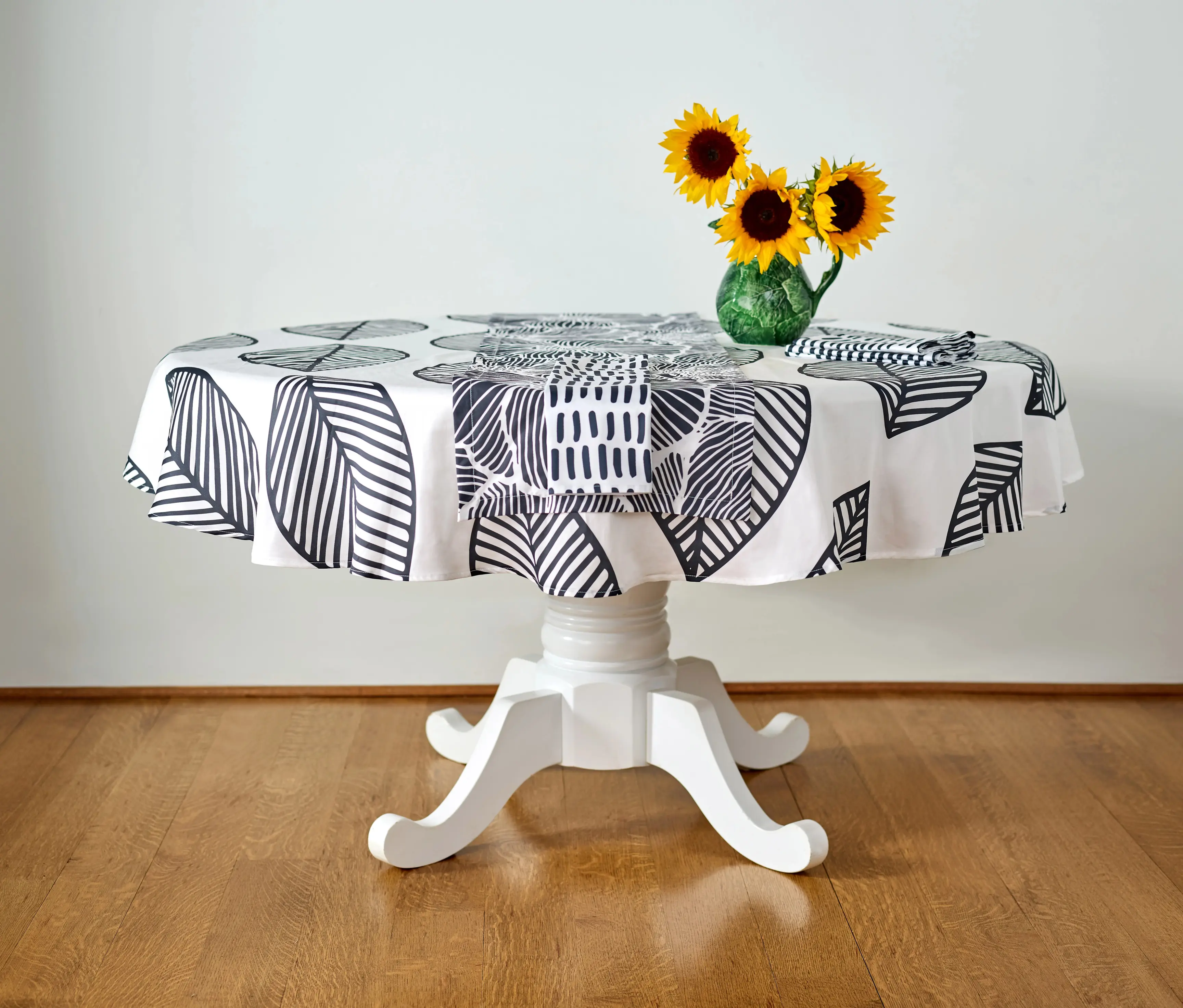 Black and white leaves round tablecloth